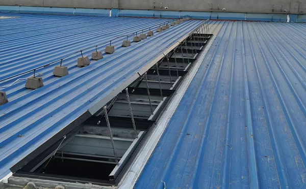 某城市大型商业综合体中庭夏河排烟窗工程