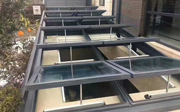 某轨道交通车辆维修车间夏河排烟窗应用